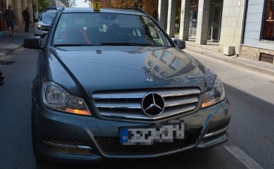 Drogiranog vozača pronašli za volanom ukradenog mercedesa
