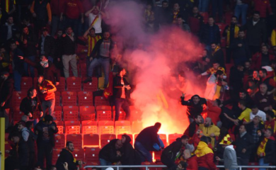 Navijač napao golmana korner zastavicom, sukobi na tribinama (VIDEO)