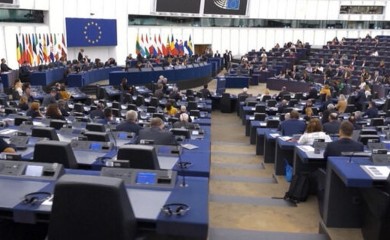 Poslanici Evropskog parlamenta bili upozoreni da ne piju flaširanu vodu