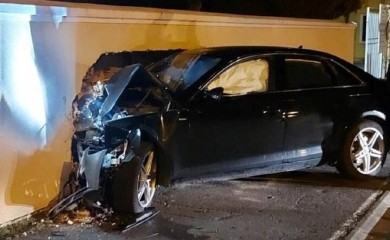 Pijan audijem udario u zid (FOTO)