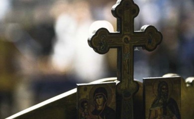 Užas u Vinkovcima: Oskrnavljen krst i nalijepljena užasna ilustracija obješenih ljudi FOTO