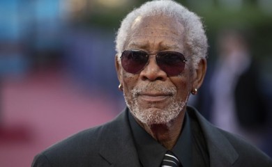 Zašto Morgan Friman nosi dvije zlatne minđuše?