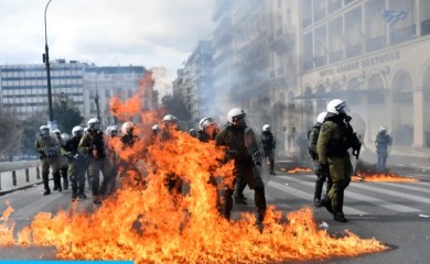 Protesti u Grčkoj: Molotovljevim koktelima na policiju!