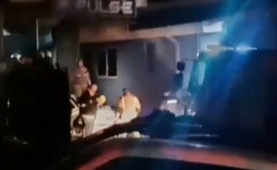 Krici ispred bolnice dok donose žrtve iz diskoteke smrti: Roditelji u šoku jecaju, prizori su potresni VIDEO