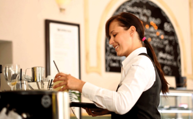 Plate na Jadranu veće nego ikad: Koliko će zaraditi konobari, kuvari, recepcioneri?