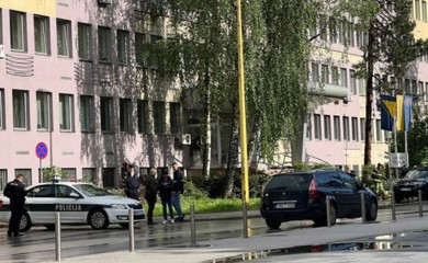 Palo drvo na ženu, prevezena u bolnicu