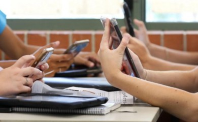 Direktor banjalučke škole predložio: Apsolutna zabrana korištenja mobilnih telefona u školi