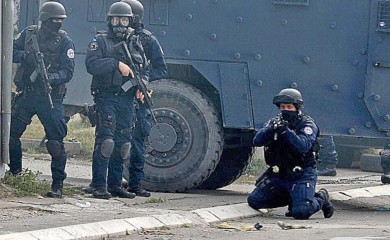 Situacija se ne smiruje: Tri eksplozije, bačene šok bombe u Zvečanu i Kosovskoj Mitrovici