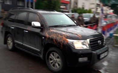 Ministar iz Prištine napustio zgradu Opštine Leposavić, Srbi odgovorili jajima i farbom
