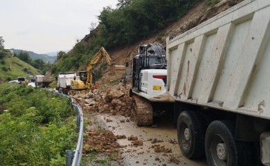 Klizište blokiralo put u Kaknju (FOTO)