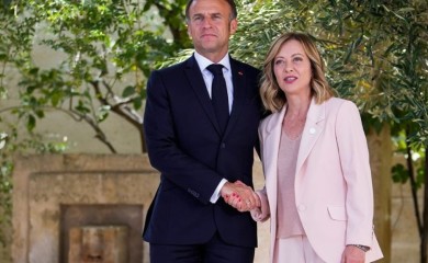 Makron poljubio ruku Melonijeve, njena reakcija postala hit VIDEO