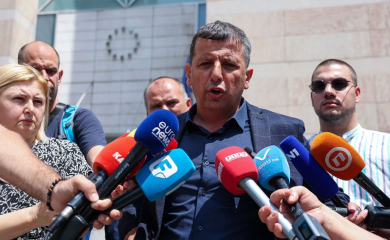 Incident ispred delegacije EU: Vukanović napadnut dok je kritikovao strance (VIDEO)