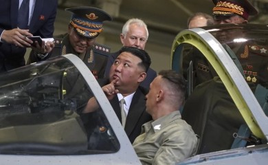 Rusija dozvolila Kim Jong-unu da iznutra vidi najnovije ruske ratne avione