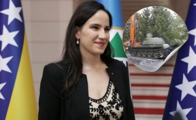 Gradonačelnica Sarajeva "postavila" tenk pred gimnaziju