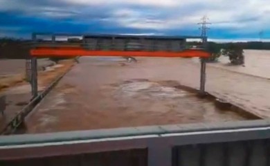 Auto-put u Beču pod vodom (VIDEO)