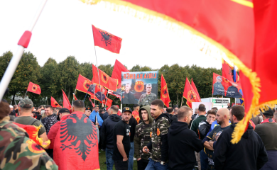 U Prištini izricanje presuda dočekano zvižducima, manje okupljenih nego u subotu