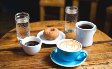 Zašto se uz kafu servira čaša vode?