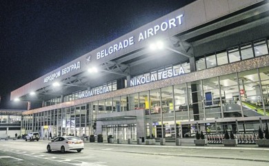 BEOGRAD: Avion prinudno sletio, pozlilo djetetu