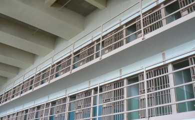 ŠIROKI BRIJEG: Zatvorski čuvar se predao policiji