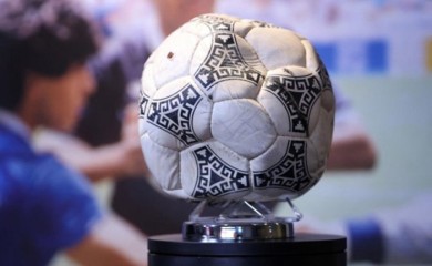 Lopta iz Maradoninog gola “božijom rukom” prodata za dva miliona funti
