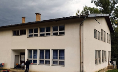 U srpskom selu Prekaja nastavu pohađaju samo dvije sestre, u školi i žive