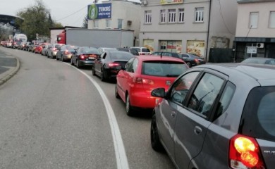 STIŽE DIJASPORA Dva granična prelaza u BiH od jutros opterećena
