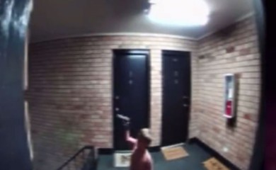 Dječak u pelenama u stubištu zgrade mahao napunjenim pištoljem (VIDEO)