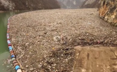 Ekološki problem u Srpskoj: Plutajući otpad prekrio rijeku Drinu (VIDEO)