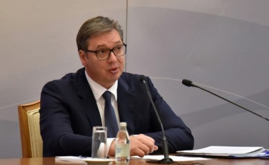 Kod Vučićevog hotela u Davosu okačena zastava "velike Albanije"