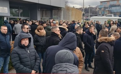 Građani se okupljaju pred Sudom BiH gdje treba da počne ročište Dodiku