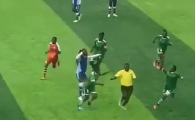 Fudbalerke prebile sudiju jer im nije svirao penal (VIDEO)