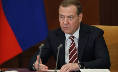 Medvedev nalog za hapšenje Putina uporedio sa toalet papirom