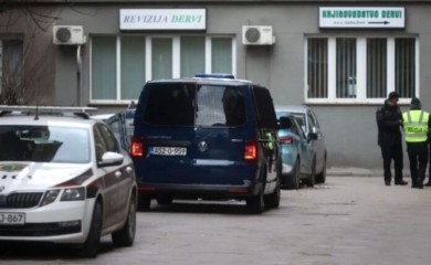 Muškarac zaveo maloljetnu djevojčicu, policija ih uhvatila na odlasku iz zemlje