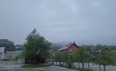 Snijeg pao i u Banjaluci (VIDEO)