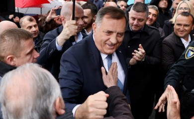 Dodik stigao u sud: Dočekan aplauzom, uz povike “Mile, Mile!” (VIDEO)