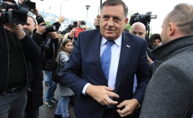 Dodik na suđenju čitao knjigu, saslušani bivši direktori Službenog glasnika