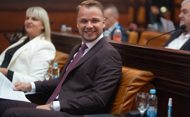 Tender tiho teče dok se drveće siječe