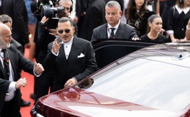 Džni Dep dočekan sa oduševljenjem u Kanu