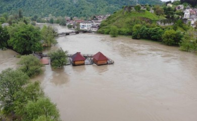 Vodostaj u Bosanskoj Krupi viši nego ikad, sumnja se da ima jedna žrtva