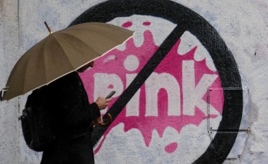 Ponovo prekrečen mural na Vračaru, izbrisan slogan o N1, ostao samo Pink