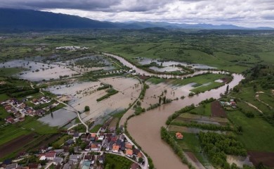 Bihać: Voda prelazi preko nasipa, situacija nije bila gora od 1988.