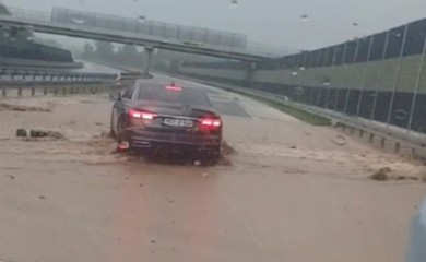 Bujica preko autoputa Banjaluka-Doboj: Voda nanijela mulj i kamenje