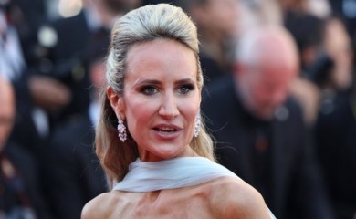 Pogledajte kako britanska aristokratkinja maestralno nosi „golu“ haljinu