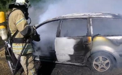 Vatra “progutala” automobil! Buktinja na putu uznemirila vozače (VIDEO)