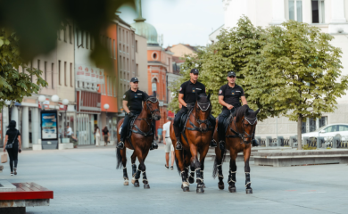 Konjica žandarmerije prošetala gradom i oduševila Banjalučane (FOTO)