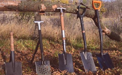 Drškom lopate pretukao grobara