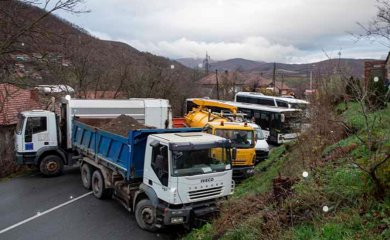Srbi osmu noć zaredom ostaju na barikadama