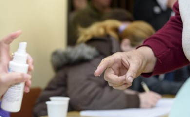 Šta je u spreju kojim nam prskaju kažiprst kada izlazimo na glasanje?