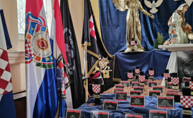 Skandal u Šibeniku: Crkva za Božić postavila jaslice sa ustaškim pokličem i zastavama