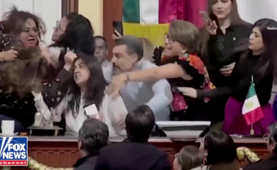 Poslanice u kongresu Meksiko Sitija se udarale, naguravale i vukle za kosu (VIDEO)